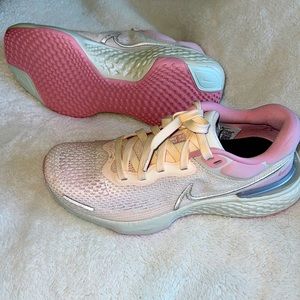 NIKE INVINCIBLE RUN ZOOM X.  Womens 7.5